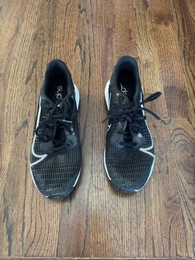 Nike Women's Black and White Athletic Running Sneakers